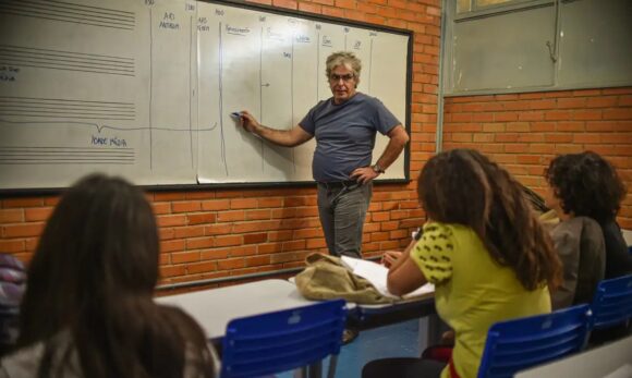 Estudantes nascidos em março e abril recebem parcela de R$ 200 do Pé-de-Meia
