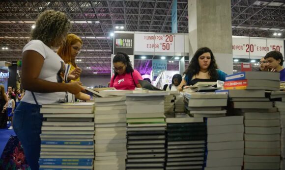 Faturamento do setor editorial cresce abaixo da inflação em 2024