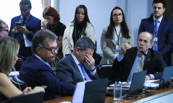 Reserva de vagas para mulheres no parlamento divide senadores