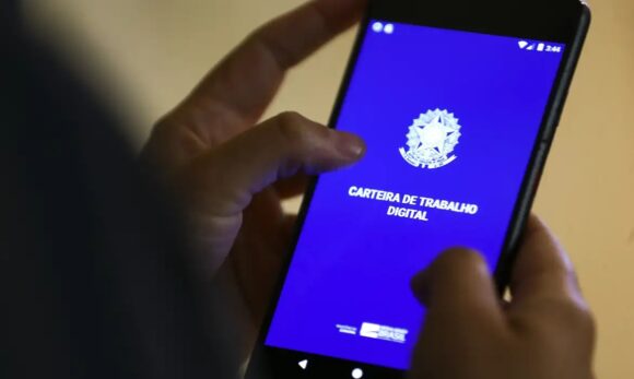 Brasil gera 257 mil empregos formais em abril, melhor resultado para o mês na série histórica