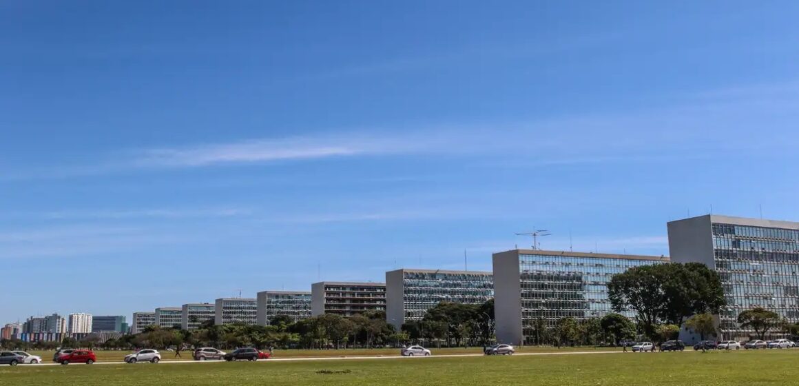 Senado aprova reajuste salarial para servidores federais com impacto de R$ 26,4 bilhões