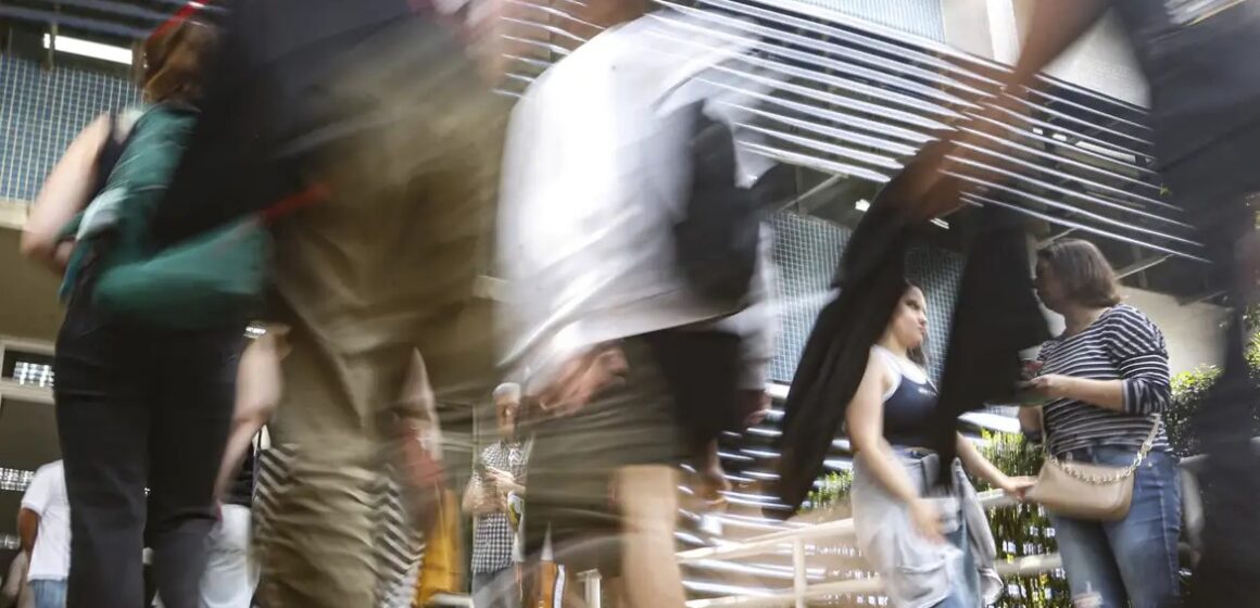 Governo federal anuncia bolsa de R$ 200 para alunos de cursinhos populares