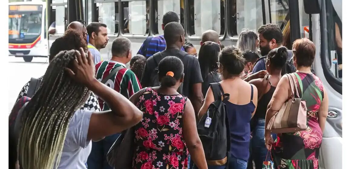 Taxa de desemprego se mantém em 6,6% no trimestre até abril, com melhora anual