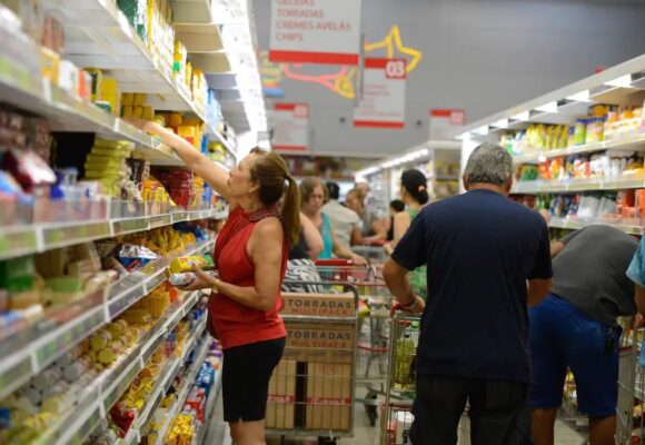 Consumo das famílias mantém alta em abril, mesmo com aumento nos preços dos alimentos