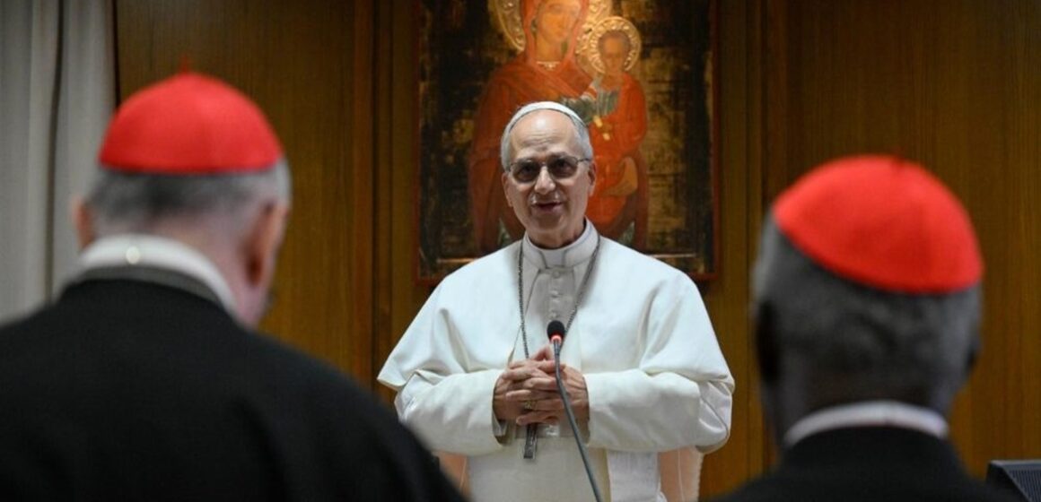 Papa Leão XIV reúne com cardeais e afirma: “O Papa é um humilde servo de Deus e dos irmãos”