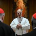 Papa Leão XIV reúne com cardeais e afirma: “O Papa é um humilde servo de Deus e dos irmãos”