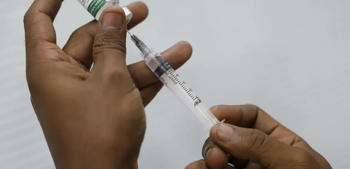 Hospitalizações por influenza disparam no país, com alerta para crianças e idosos