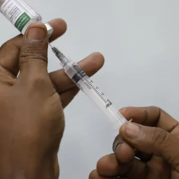 Hospitalizações por influenza disparam no país, com alerta para crianças e idosos