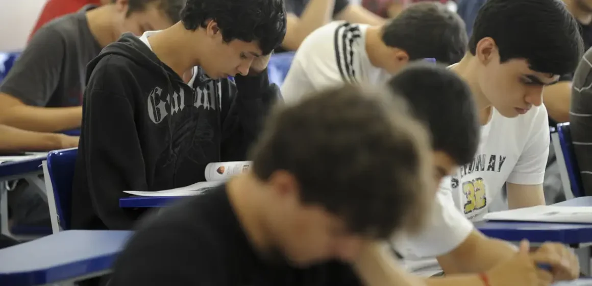 MEC divulga lista de espera do Fies para vagas remanescentes do primeiro semestre