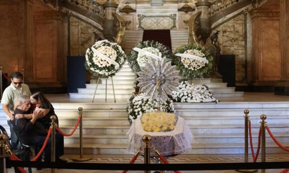 Velório de Nana Caymmi ocorre no Theatro Municipal do Rio