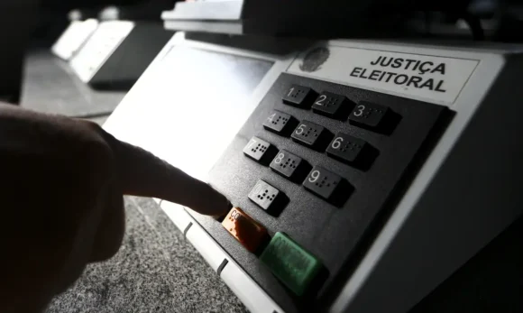 Cármen Lúcia pede que eleitor regularize título até 19 de maio