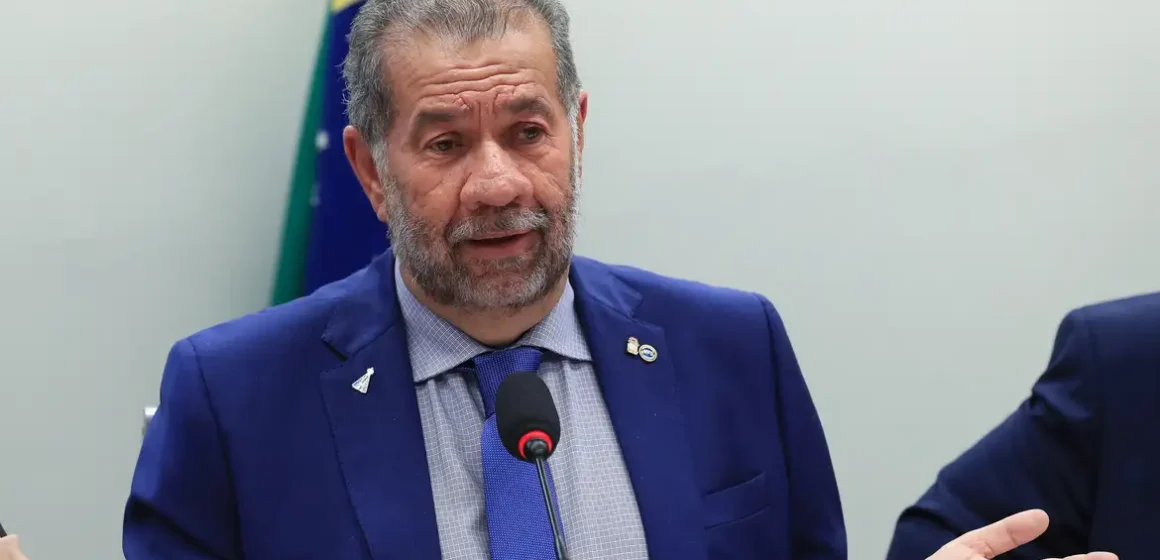 Após fraude no INSS, Lupi pede demissão do Ministério da Previdência
