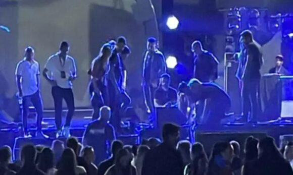 O cantor Marrone, que faz dupla com Bruno, cai durante um show e preocupa público presente