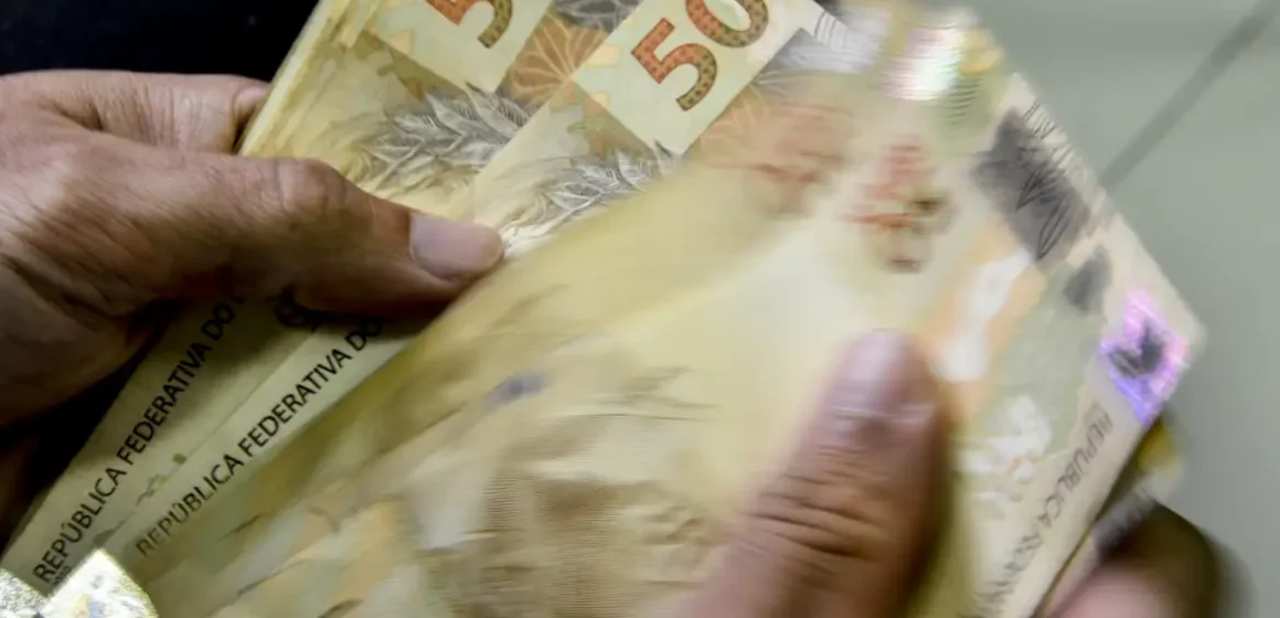 Aposentados do INSS que ganham mais que o mínimo começam a receber 13º