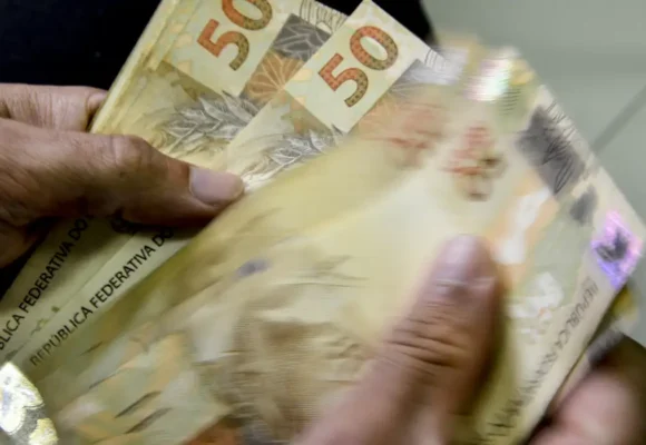 Aposentados do INSS que ganham mais que o mínimo começam a receber 13º