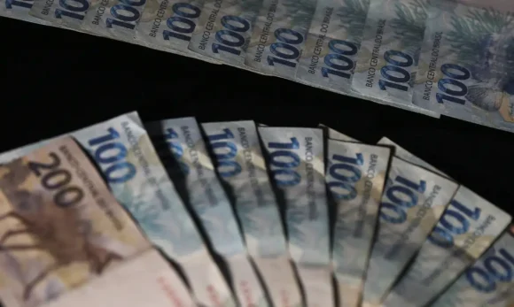 Decreto mantém restrição de R$ 121,5 bi no Orçamento até maio