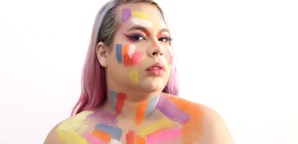 Artista trans Rafael Matheus Moreira questiona representação de corpos femininos em exposição em Belém