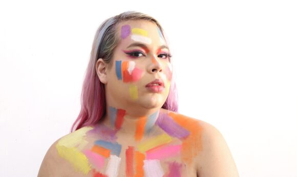 Artista trans Rafael Matheus Moreira questiona representação de corpos femininos em exposição em Belém