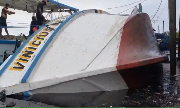 Barco vira em Bragança e causa vazamento de óleo diesel no Rio Caeté