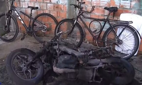Homem ataca moradores em Belém com barra de ferro e incendeia motocicleta