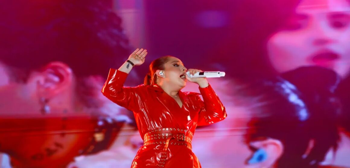Mari Fernandez encanta multidão do Parárraiá com muitos sucessos