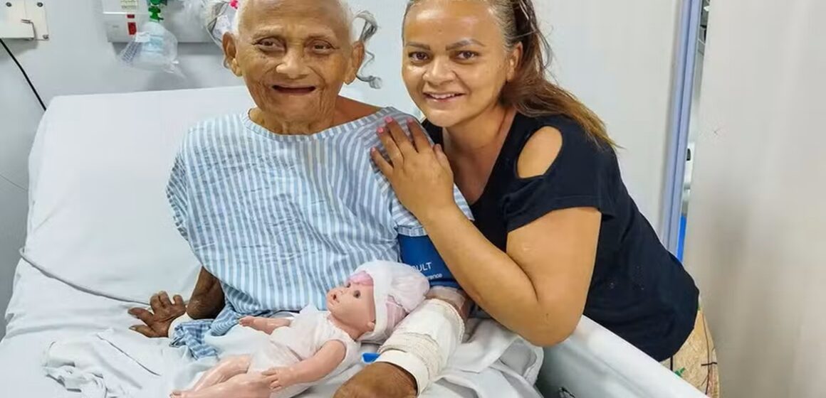 Idosa com Alzheimer emociona equipe ao levar boneca para cirurgia cardíaca no Pará