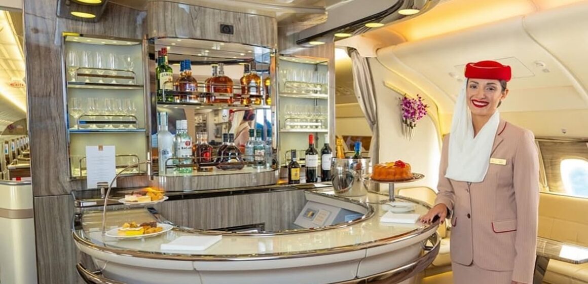 Luxo nas Alturas: Primeira Classe da Emirates oferece suítes privativas, bar e até chuveiro a bordo