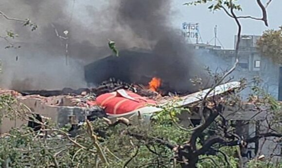Avião com 242 pessoas cai na Índia após decolagem; mortos confirmados