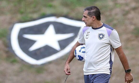 Botafogo demite técnico Renato Paiva após eliminação no Mundial de Clubes