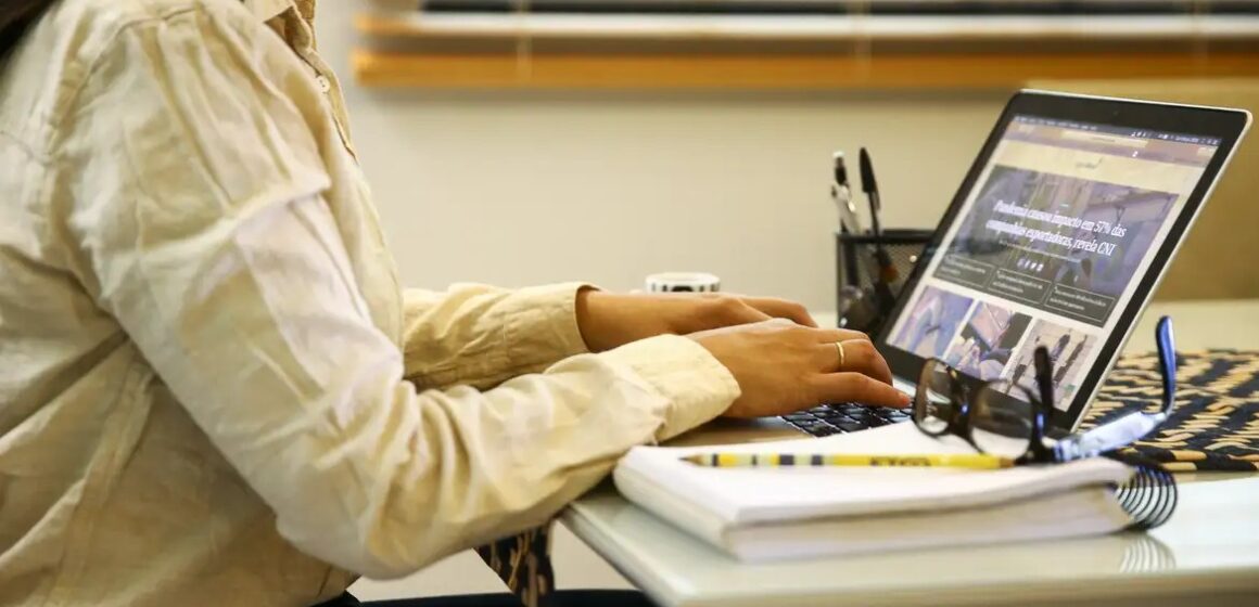 Trabalho remoto global enfrenta crise de precariedade, aponta pesquisa internacional