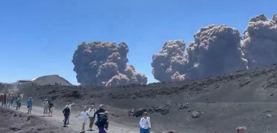 Vulcão entra em erupção na Itália e turistas precisam correr para deixar a região