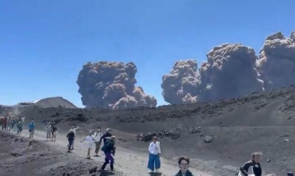 Vulcão entra em erupção na Itália e turistas precisam correr para deixar a região