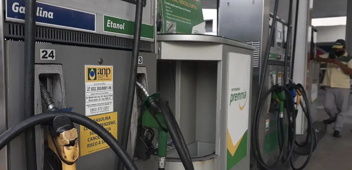 Petrobras anuncia redução de 5,6% no preço da gasolina para distribuidoras