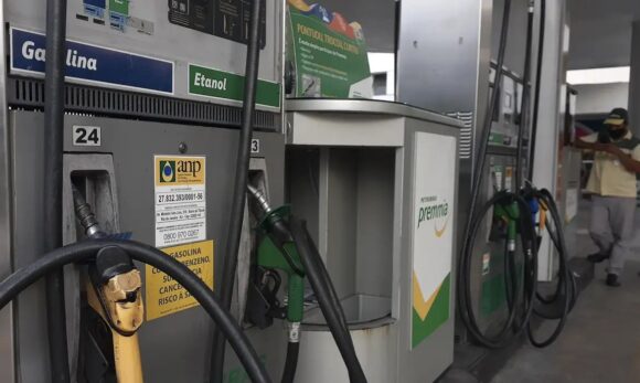 Petrobras anuncia redução de 5,6% no preço da gasolina para distribuidoras