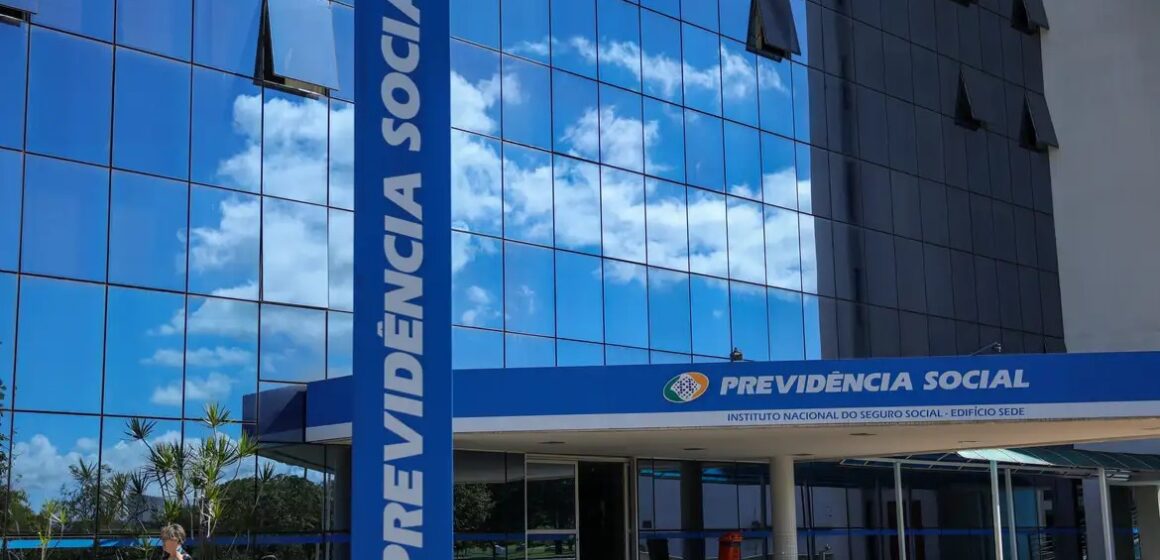 Justiça bloqueia R$ 23,8 milhões em investigação sobre fraude no INSS