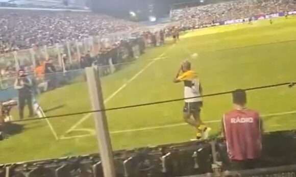Jogador do Criciúma é acertado na cabeça por copo e Paysandu pode ser punido pelo STJD