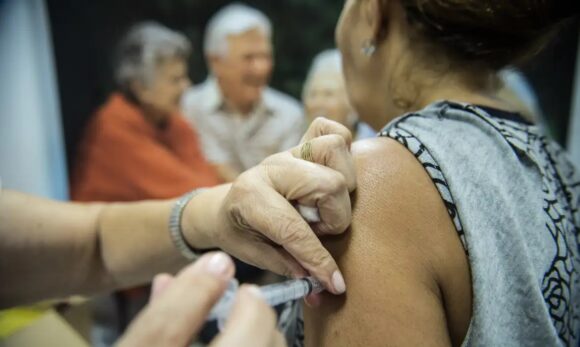 Idosos lideram casos graves de gripe no país, aponta Fiocruz