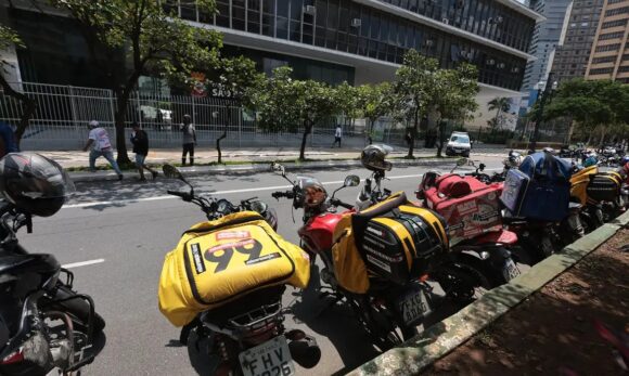Governo planeja linha de crédito para entregadores e áreas de descanso para caminhoneiros