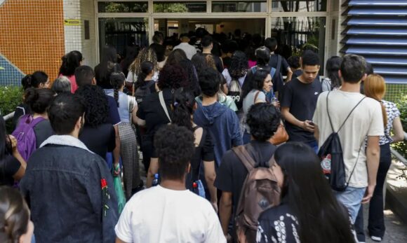 Lula sanciona lei que amplia para 30% cotas para negros, indígenas e quilombolas em concursos
