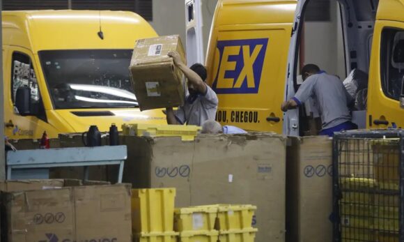 Correios e empresas aéreas fecham acordo e Anac revoga suspensão do transporte de mala postal
