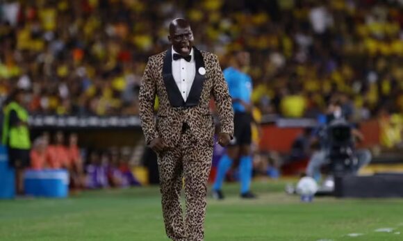 Técnico estiloso é multado em R$ 280 mil por marketing não autorizado na Libertadores