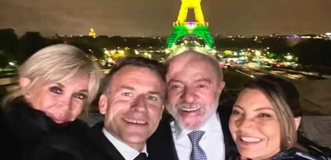 Macron e Lula posam com Torre Eiffel iluminada com cores do Brasil em encontro em Paris