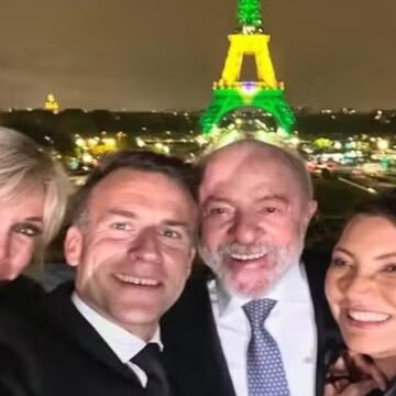 Macron e Lula posam com Torre Eiffel iluminada com cores do Brasil em encontro em Paris