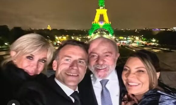Macron e Lula posam com Torre Eiffel iluminada com cores do Brasil em encontro em Paris