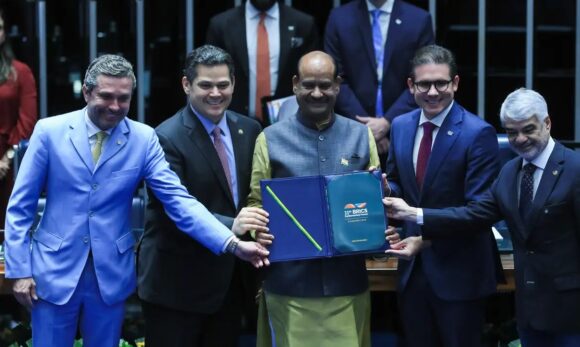 Parlamentos do BRICS condenam protecionismo e defendem comércio multilateral