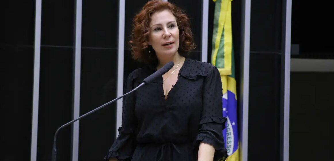 STF mantém por unanimidade condenação de Carla Zambelli a 10 anos de prisão