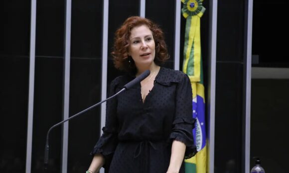 STF mantém por unanimidade condenação de Carla Zambelli a 10 anos de prisão