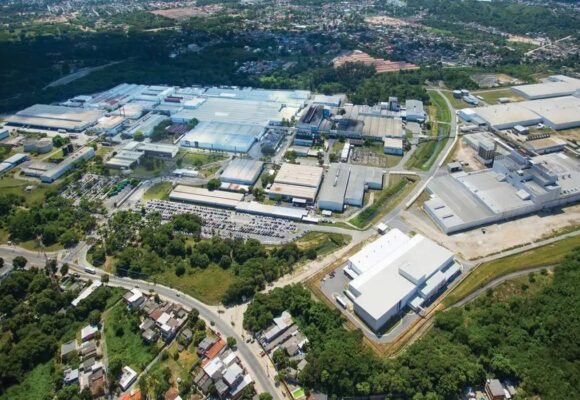 Emprego industrial registra primeira queda mensal em um ano e meio