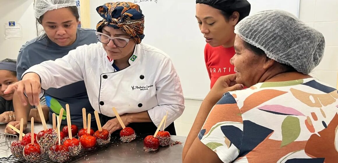 Usinas da Paz qualificam moradores para produção de artigos juninos