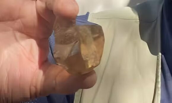 Diamante de 646 quilates encontrado em MG pode mudar de cor após lapidação
